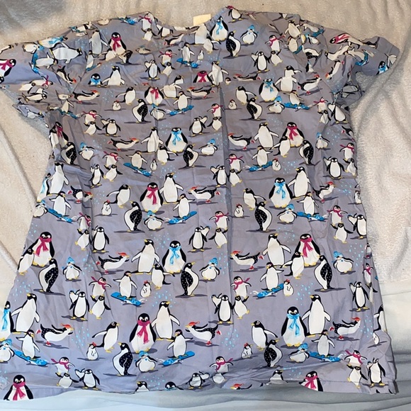 Women’s penguin scrub top size medium - Picture 6 of 6